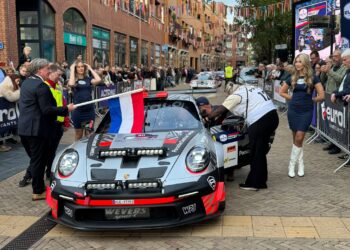 Veel publiek bij de start van de Hellendoorn Rally
