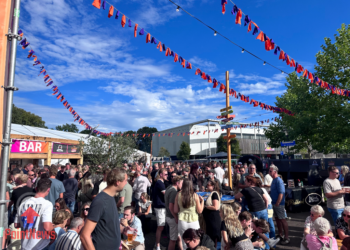 Feestweek Vroomshoop 2026 beleeft vliegende start met uitverkochte Hollandse Avond en ruim 3000 bezoekers bij Beer en Grill Festival
