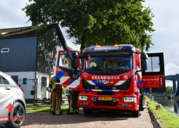 Brandweer onderzoekt gaslucht in woning aan Oranjestraat in Vroomshoop