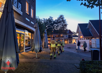Brandweer onderzoekt gaslucht aan Westeinde in Vriezenveen