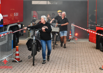 Zo’n 500 deelnemers fietsen ‘Deur de schemer noar Kremer’ in Vroomshoop