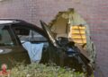 Auto ramt muur van woning in Vroomshoop, één persoon naar ziekenhuis