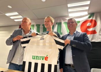 Hammenaar Mees Blekkenhorst tekent eerste profcontract bij Heracles Almelo