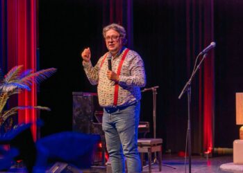 Mike Boddรฉ brengt Muziekles zonder lijfstraffen