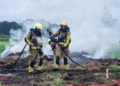 Brandweer blust brandende hooiberg aan Leertendijk in Den Ham
