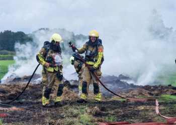 Brandweer blust brandende hooiberg aan Leertendijk in Den Ham