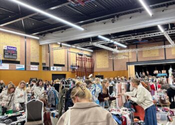 Van tweedehands spullen tot dans en muziek De Klaampe bruist tijdens kleding- en speelgoedbeurs
