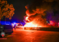 Pick-uptruck verwoest door brand op particulier terrein in Vriezenveen