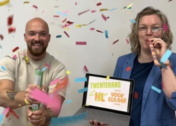 Het Informatiepunt Vrijwilligerswerk Twenterand gaat verder als Twenterandvoorelkaar.   Met een nieuw platform en een bredere aanpak wil ZorgSaam Twenterand inwoners, vrijwilligers, organisaties, verenigingen en initiatieven nog beter met elkaar verbinden. Op donderdag 22 oktober wordt Twenterandvoorelkaar.nl feestelijk gelanceerd.  Wat goed werkt, blijft behouden. Persoonlijk contact, bemiddeling naar vrijwilligerswerk, vacaturebank, ondersteuning van organisaties, kennisdeling en het zichtbaar maken en waarderen van vrijwilligers blijven belangrijke onderdelen. Tegelijkertijd komt er meer ruimte voor de manier waarop mensen zich tegenwoordig willen inzetten.   Zo biedt Twenterandvoorelkaar mogelijkheden voor burenhulp, flexibele inzet, kortdurende klussen en projectmatig vrijwilligerswerk. Organisaties krijgen daarnaast meer mogelijkheden om ondersteuning, kennis en inspiratie te vinden.  Meer dan een nieuwe vacaturebank Twenterandvoorelkaar wordt daarmee meer dan een plek waar organisaties vrijwilligersvacatures plaatsen. Het platform wordt een centrale, zichtbare en verbindende plek waar vraag en aanbod rondom vrijwillige inzet samenkomen. Of iemand nu vrijwilligerswerk zoekt, iets voor een ander wil betekenen, een kleine hulpvraag heeft of als organisatie vrijwilligers zoekt: Twenterandvoorelkaar biedt ruimte voor verschillende vormen van meedoen.  “Daarom gaat het Informatiepunt Vrijwilligerswerk Twenterand verder als Twenterandvoorelkaar. We bouwen voort op wat er al is en voegen mogelijkheden toe die passen bij hoe mensen zich vandaag de dag willen inzetten.”  Informatieavond: ontdek Twenterandvoorelkaar De overstap naar Twenterandvoorelkaar is relevant voor organisaties, verenigingen en burgerinitiatieven die met vrijwilligers werken of vrijwilligers zoeken. Ook als er op dit moment geen vacature is, is de informatieavond een goed moment om kennis te maken met het nieuwe platform en je organisatie of initiatief zichtbaar te maken.  Heb je al een vacature op vrijwilligerswerktwenterand.nl? Let dan goed op: deze vacatures worden niet automatisch meegenomen naar het nieuwe platform. Tijdens de informatieavond kun je je profiel aanmaken en je vacatures opnieuw plaatsen.  Daarom organiseert ZorgSaam Twenterand op donderdag 8 oktober een praktische informatieavond. Deelnemers krijgen uitleg over het nieuwe platform en kunnen direct aan de slag met hun eigen profiel. Je ontdekt onder andere hoe je jouw organisatie of initiatief zichtbaar maakt, hoe je verschillende soorten vrijwilligers kunt bereiken en welke mogelijkheden Twenterandvoorelkaar biedt. Ook is er ruimte voor vragen en het uitwisselen van ervaringen.  Neem je laptop mee, zodat je tijdens de avond meteen aan de slag kunt.  Informatieavond Twenterandvoorelkaar Datum: Donderdag 8 oktober Tijd: Vanaf 19.00 uur Locatie: Burgemeester Koetjestraat 2, Vroomshoop  Meld je aan door een email te sturen naar: info@vrijwilligerswerktwenterand.nl Wil je jouw organisatie of initiatief zichtbaar maken en ontdekken wat Twenterandvoorelkaar voor je kan betekenen? Kom dan kennismaken.  Feestelijke lancering Op donderdag 22 oktober wordt Twenterandvoorelkaar officieel gelanceerd tijdens een feestelijk moment